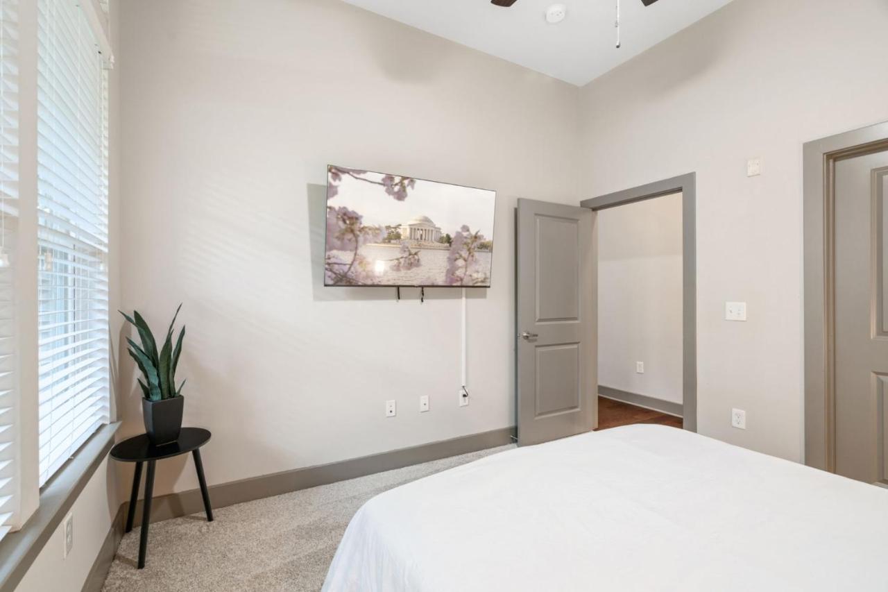 Grand Luxury Premium Vaulted Ceilings Lägenhet Woodbridge Exteriör bild