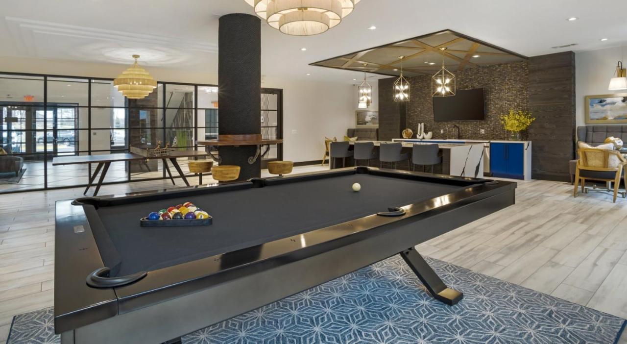 Grand Luxury Premium Vaulted Ceilings Lägenhet Woodbridge Exteriör bild